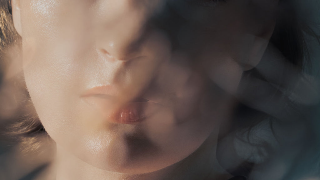 Bas du visage flou comme derrière une vitre