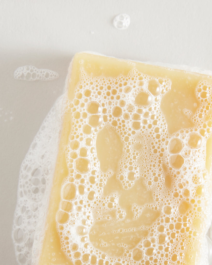 Le savon saponifié à froid biologique Maison Manifacier fait des bulles et de la mousse
